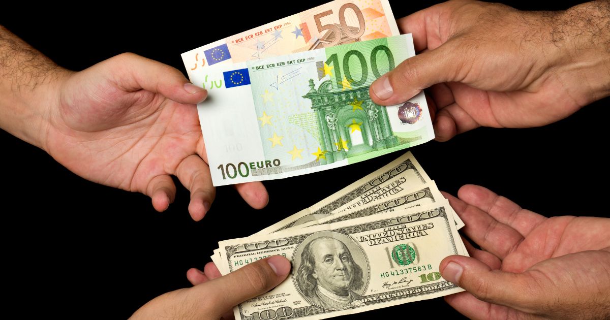 Phí chuyển đổi tiền tệ (Currency conversion fee) là gì?