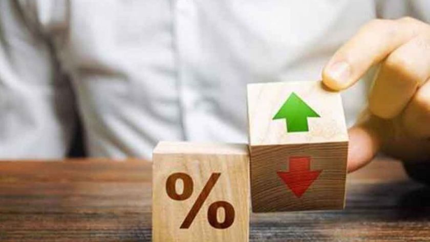 Minh họa khối gỗ lên xuống tượng trưng cho ưu và nhược điểm của đòn bẩy trong Forex – công cụ vừa khuếch đại lợi nhuận vừa tăng rủi ro