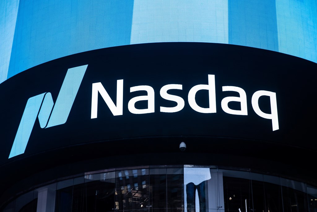 S&P 500 và Nasdaq tăng điểm: Thị trường "nín thở" chờ báo cáo việc làm Mỹ
