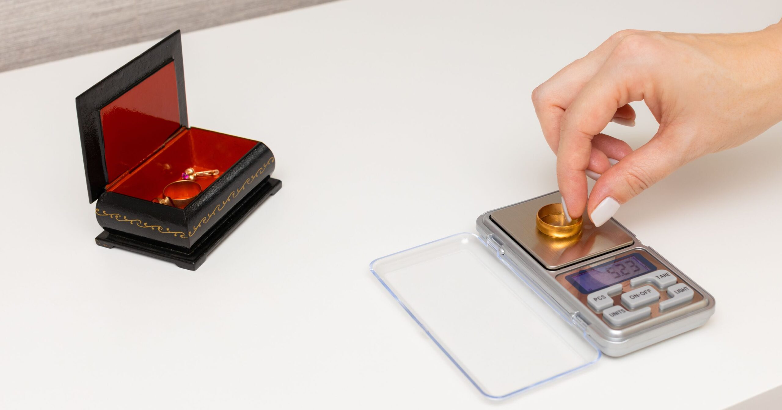 Sàn Dealing Desk (hay Market Maker - Nhà tạo lập thị trường) giống như một tiệm cầm đồ